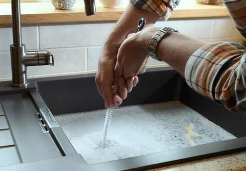 Čiščenje odtokov: kako varno in hitro odmašiti odtok