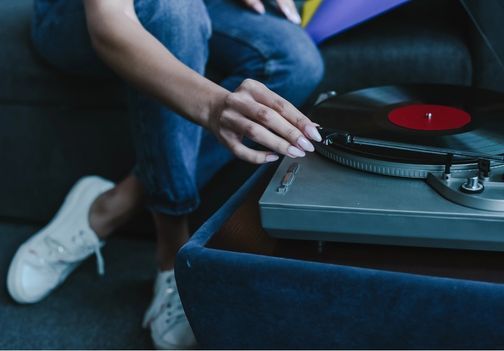 Gramofon: kako izbrati pravega in uživati v vinilu brez nepotrebnega kompliciranja
