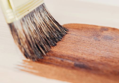 Barvanje lesa: kako do lepega rezultata brez luščenja in madežev