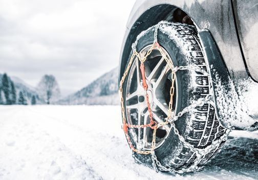 Snežne verige: kako izbrati prave, jih pravilno namestiti in voziti varno